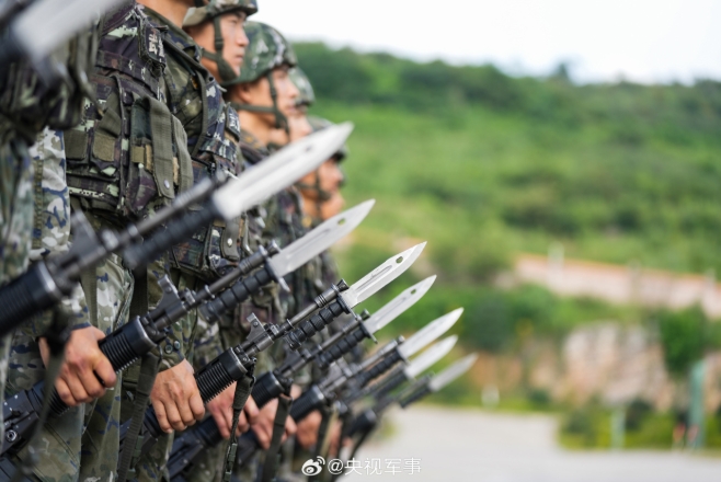 中國武警訓練刺槍術。 圖 : 翻攝自央視軍事