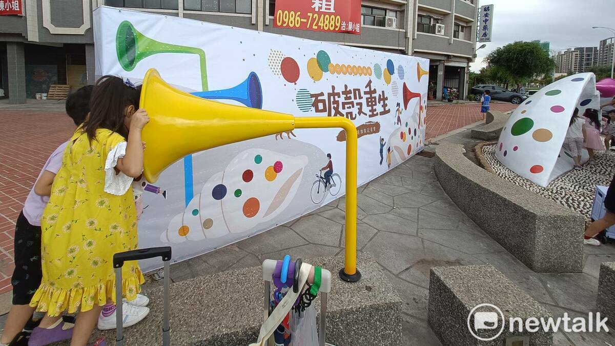 小朋友對著喇叭大喊出聲音，象徵破殼重生。 圖 : 唐復年/攝