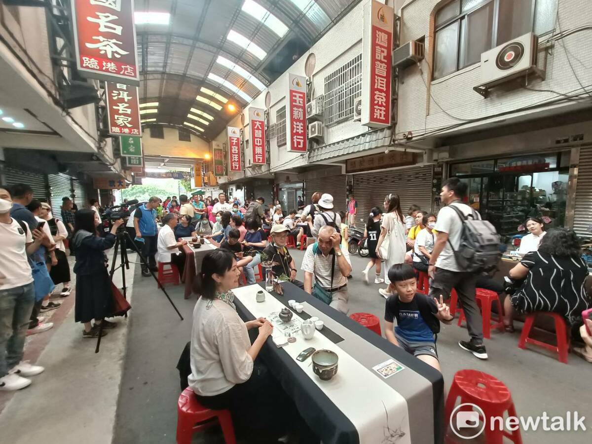 移動式茶席讓民眾品嘗舶來品商圈進口的優質好茶。 圖 : 唐復年/攝