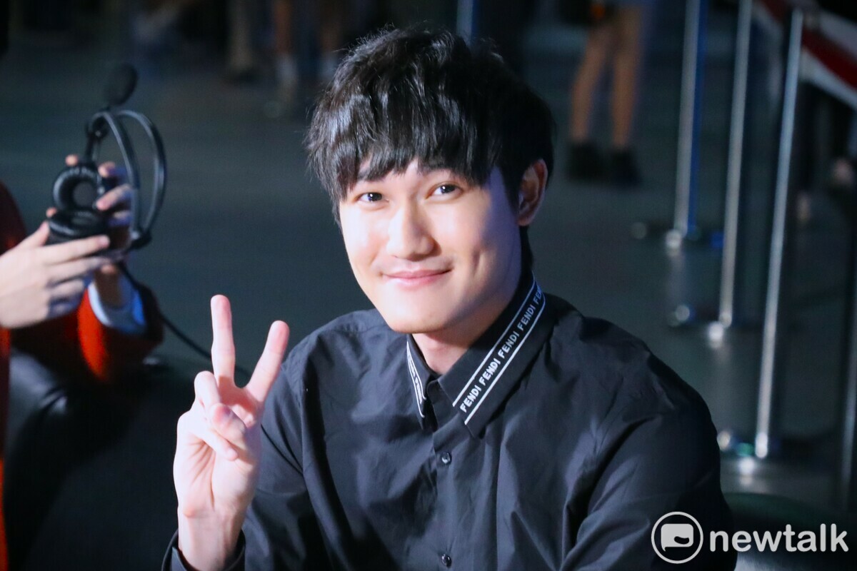 目前效力於 LPL 賽區的 WBG 戰隊打野選手 「Karsa」擔任賽事講解 圖：蔡幸秀/攝