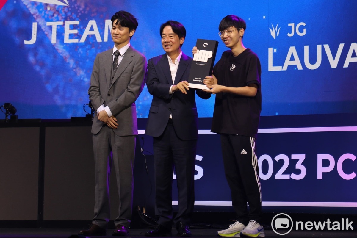 賴清德頒發夏季賽特殊榮耀給予J Team Lauva，其隊友 Driver 代領獎項表情歡快，引得觀眾哄堂大笑。 圖：蔡幸秀/攝