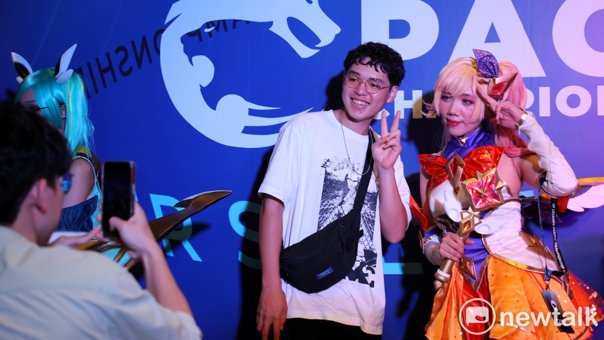 總決賽場館內 Coser 於背板前與粉絲互動。 圖：蔡幸秀/攝