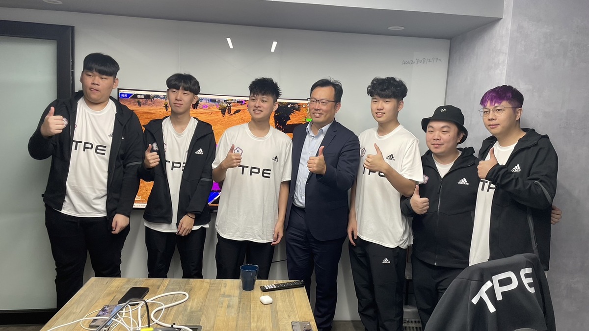 教育部體育署鄭世忠署長於 7 日親蒞第19屆杭州亞運電子競技《絕地求生M》項目，位於台北市Oneteam訓練基地進行訪視 圖：CTESA/提供
