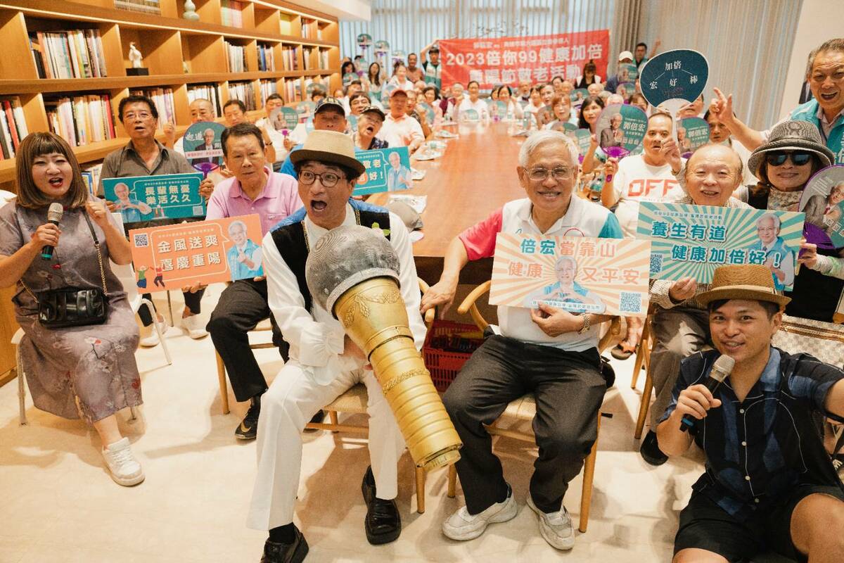 郭倍宏（中間右）重陽節邀長輩同樂。 圖：郭倍宏服務處提供