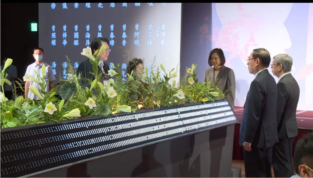 權利回復基金會首度舉辦平復國家不法儀式，列出第一批接受頒發名譽回復證書受難者名單。 圖：截自總統府影片