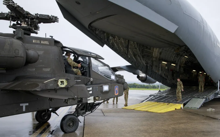 9 月 1 日，美第 12 戰鬥航空旅官兵，自空軍 C-17 運輸機貨艙下卸首批 2 架 AH-64E V6。 圖 : 翻攝自 DVIDS 網站