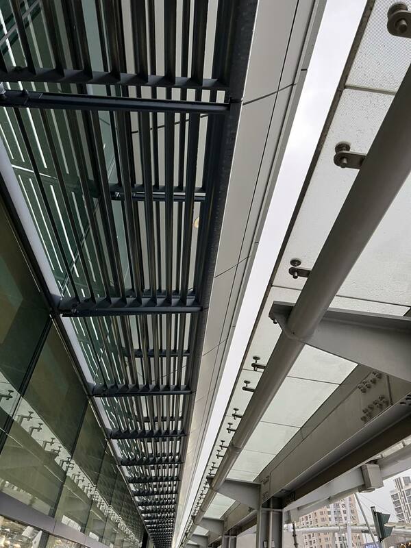 中山醫大附設醫院兒童急診科主任謝宗學在臉書上貼文表示，台中高鐵2樓「一個詭異的設計」，讓他自2樓出口走至停車場時被淋得全身都溼了！ 圖：翻攝Dr. E 小兒急診室日誌 謝宗學臉書專頁