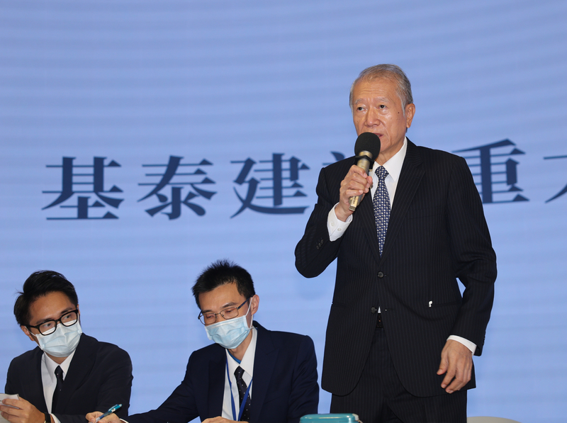 基泰建設10日下午在證交所舉行重訊記者會，對於台北市中山區大直街新建案「基泰大直」施工不慎，造成鄰近民宅大規模傾斜、坍塌情況，董事長陳世銘（右）3度鞠躬致歉，並在會中宣布請辭，「所有責任一個人來負擔」。 圖：中央社