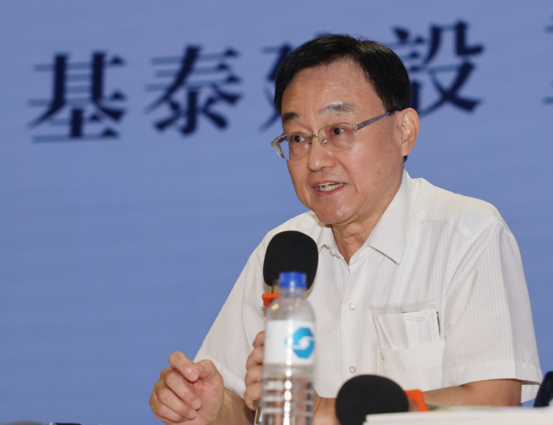 針對台北市大直街94巷民宅傾斜下陷案，基泰建設10日下午在證交所召開記者會，基泰董事長陳世銘會中鞠躬致歉並宣布請辭，隨即快閃離去，後續由總經理馮先勉（圖）主持，說明後續相關處置。 圖：中央社