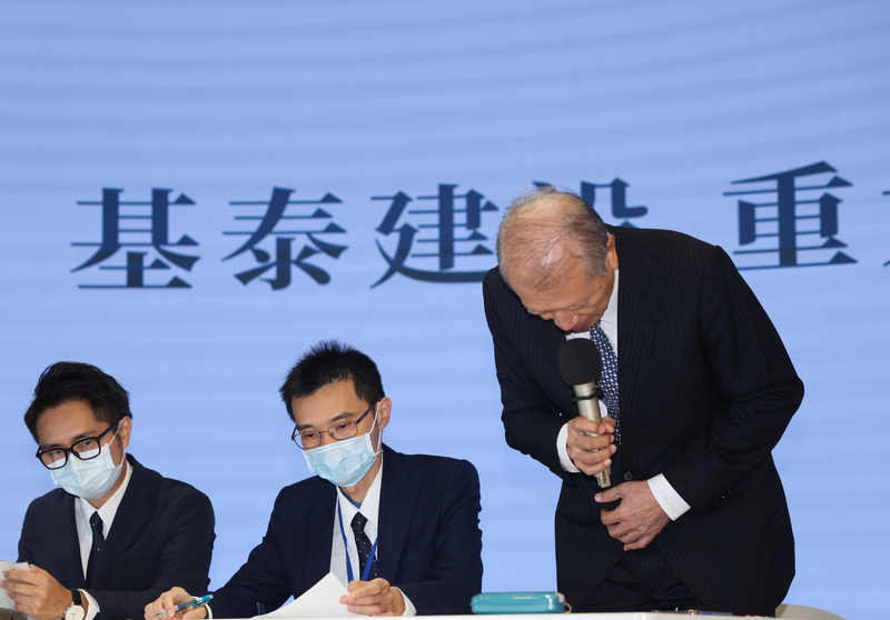 基泰建設公司10日下午針對台北大直建案工地造成鄰損案在證交所舉行重訊記者會，董事長陳世銘（右）會中前後3度鞠躬致歉，並宣布辭去董事長一職，「所有責任一個人來負擔」。 圖：中央社