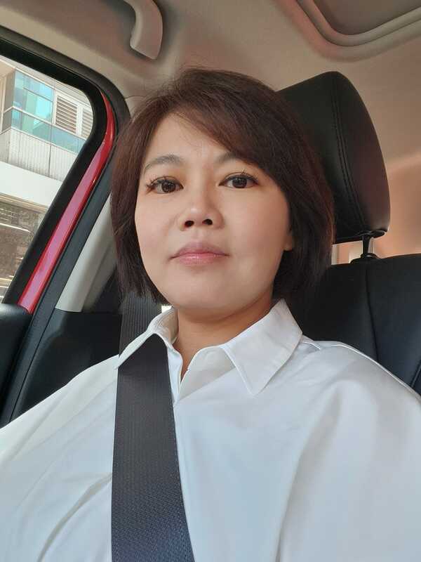 游淑慧表示，照片中的是黑衣「工人」；該名工人是「挖到」，而非「挖斷」瓦斯管線。她批評一起常見的私人住戶糾紛，高嘉瑜聽到「基泰」就見獵心喜，絲毫沒做任何查證。 圖：擷取自游淑慧臉書