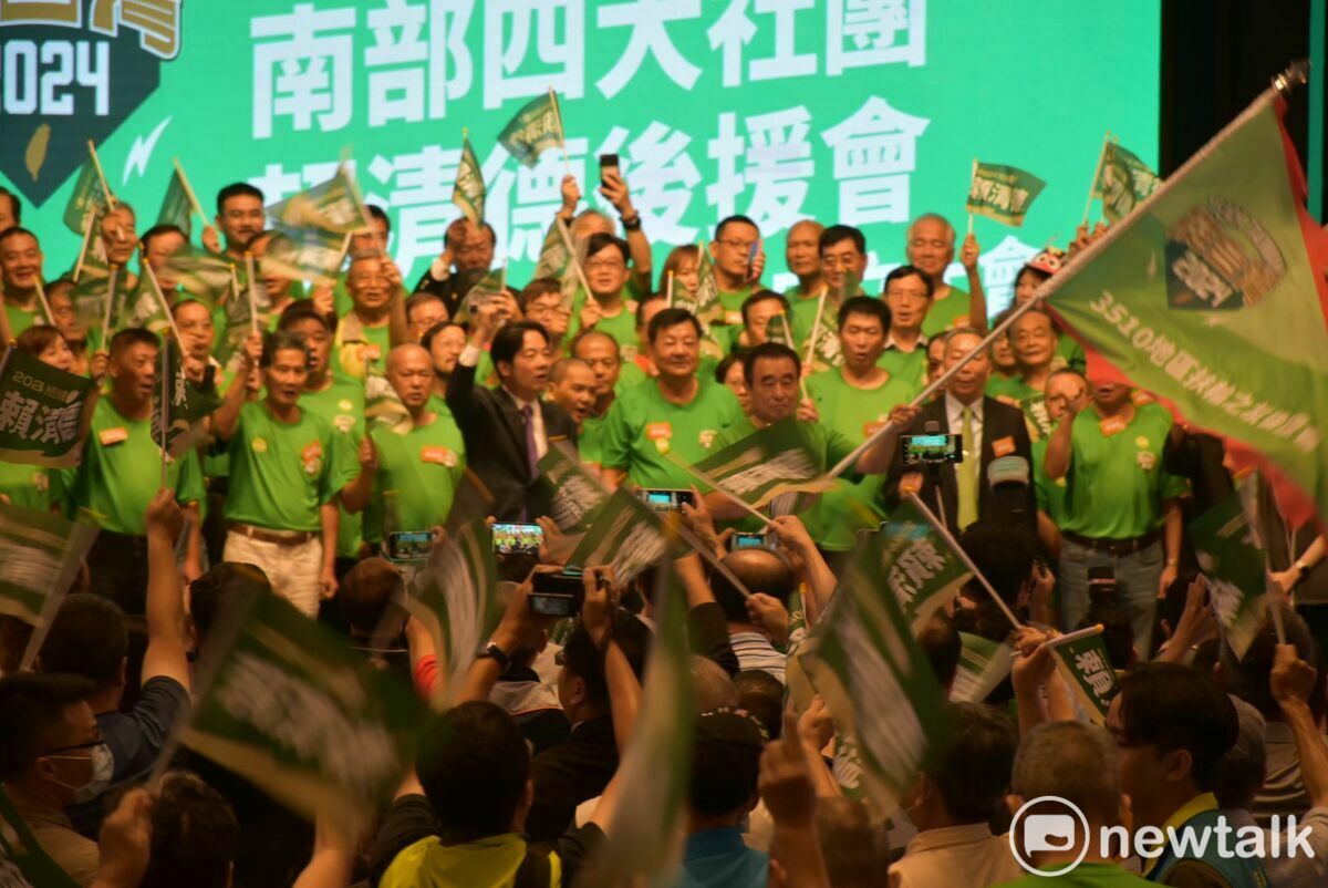 賴清德授旗給四大社團高屏區後援會長。 圖：孫家銘攝