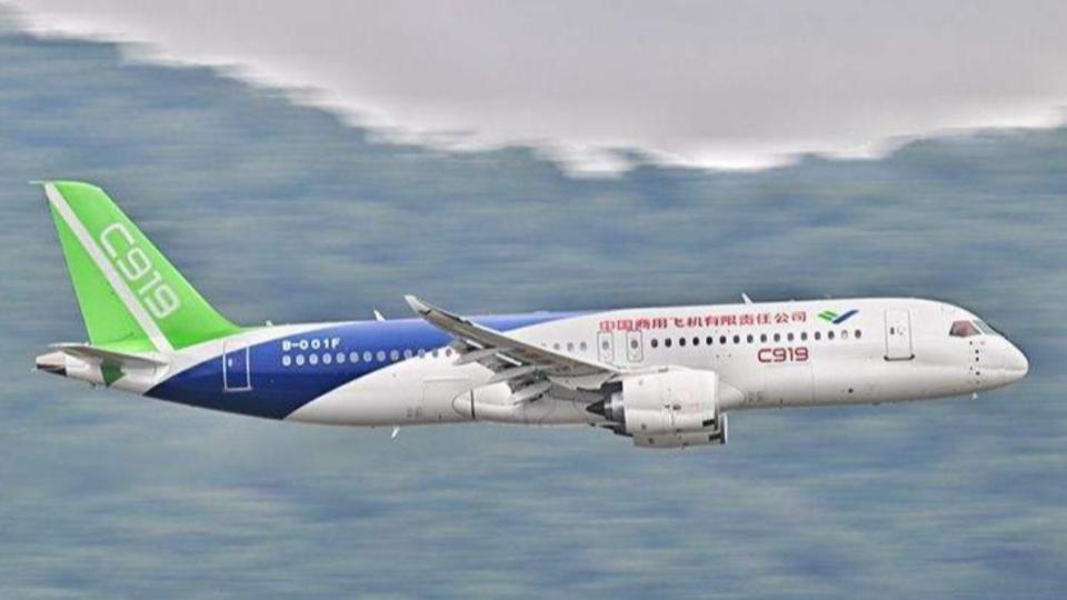 中國商飛今天透露，號稱「國產」的中國大型客機C919目前訂單量已達 1061 架，後續將推出縮短型到加強型，最高座位數上看240個。 圖：取自微博
