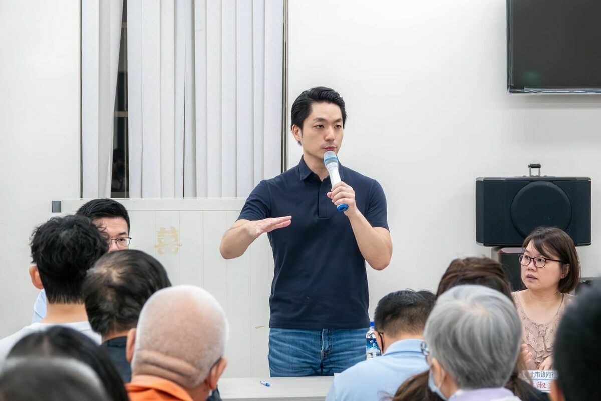 台北市長蔣萬安10日晚間出席「基泰大直」受災戶義務律師諮詢座談會。 圖：翻攝蔣萬安臉書（資料照）