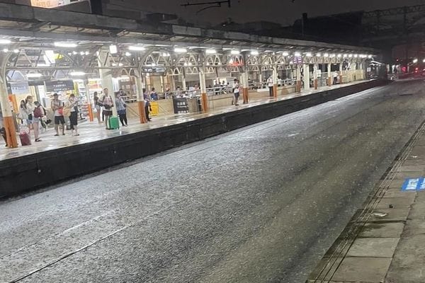嘉義暴雨，火車站鐵軌也泡在水中。 圖：翻攝自綠豆嘉義人臉書