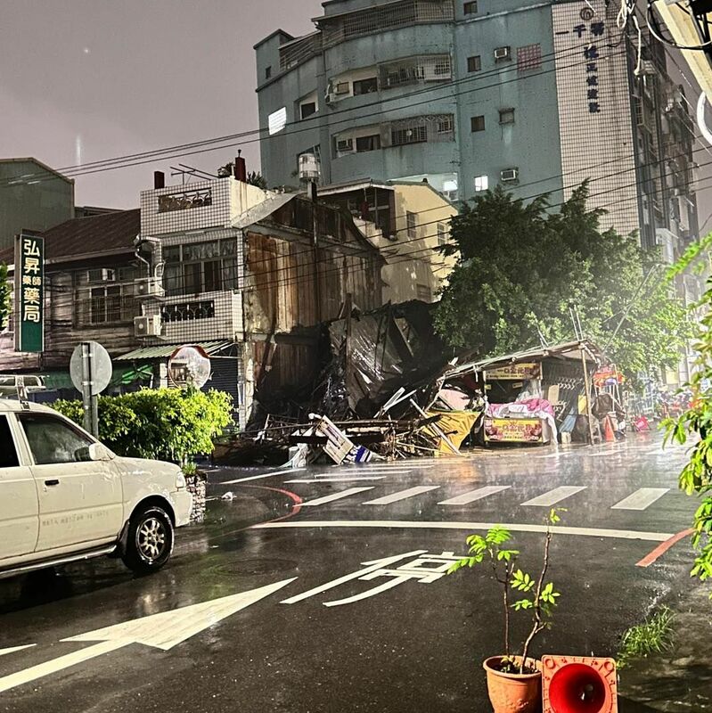 嘉義市蘭井街與興中街交界處的一棟木造房屋，疑似無法承受豪雨的轟擊而倒塌。 圖：翻攝自綠豆嘉義人臉書