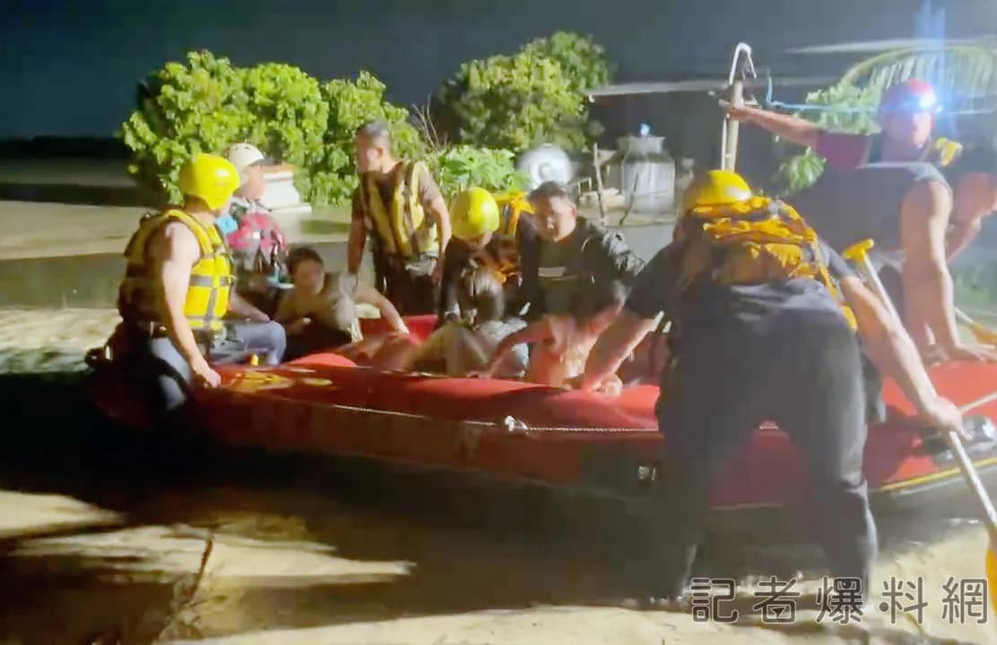 嘉義警消獲報有多部車輛受困，前往搶救出32人。 圖：翻攝記者爆料網臉書