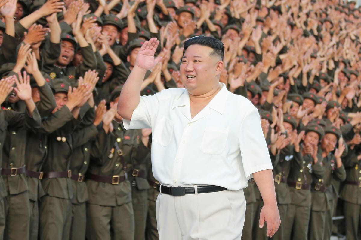 朝鮮領導人金正恩（前）10日結束閱兵，外界指他將訪問俄羅斯。 圖：達志影像／路透