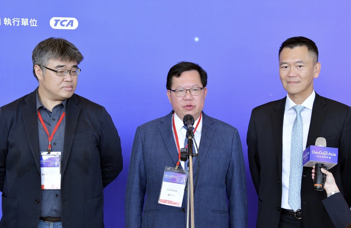 行政院副院長鄭文燦（中）今(11)日出席「DevDays Asia 2023亞太技術年會開幕式」前受訪。 圖：行政院提供