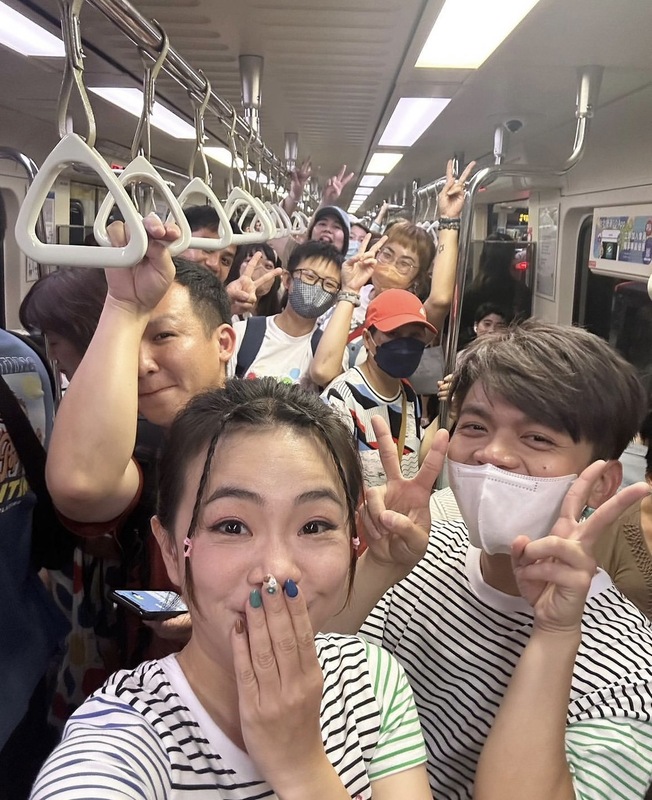 蔡阿嘎跟二伯現身北捷，蔡阿嘎的粉絲跟著蔡阿嘎搭捷運，塞爆整個車廂。 圖：翻攝自嘎嫂二伯IG