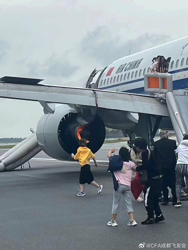 一架從中國成都天府機場飛往新加坡樟宜機場的飛機，在飛行途中引擎起火，降落後啟動緊急逃生。 圖：翻攝自外匯交易員 X（前推特）帳號
