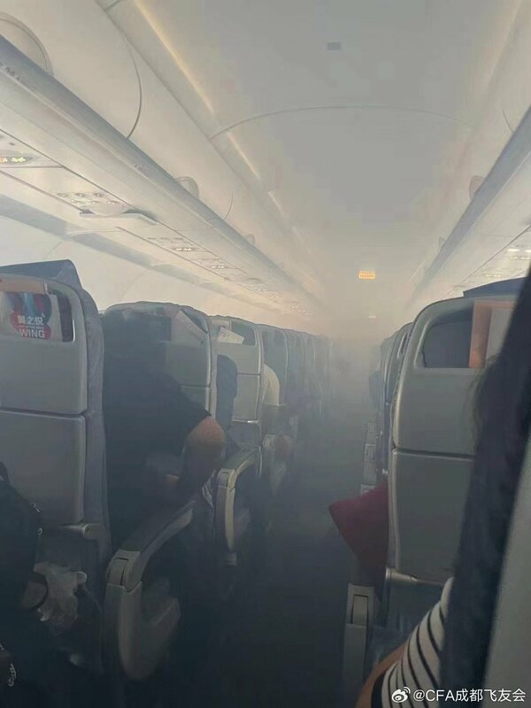 一架從中國成都天府機場飛往新加坡樟宜機場的飛機，在飛行途中發動機起火，客艙內瀰漫著煙霧。 圖：翻攝自外匯交易員 X（前推特）帳號