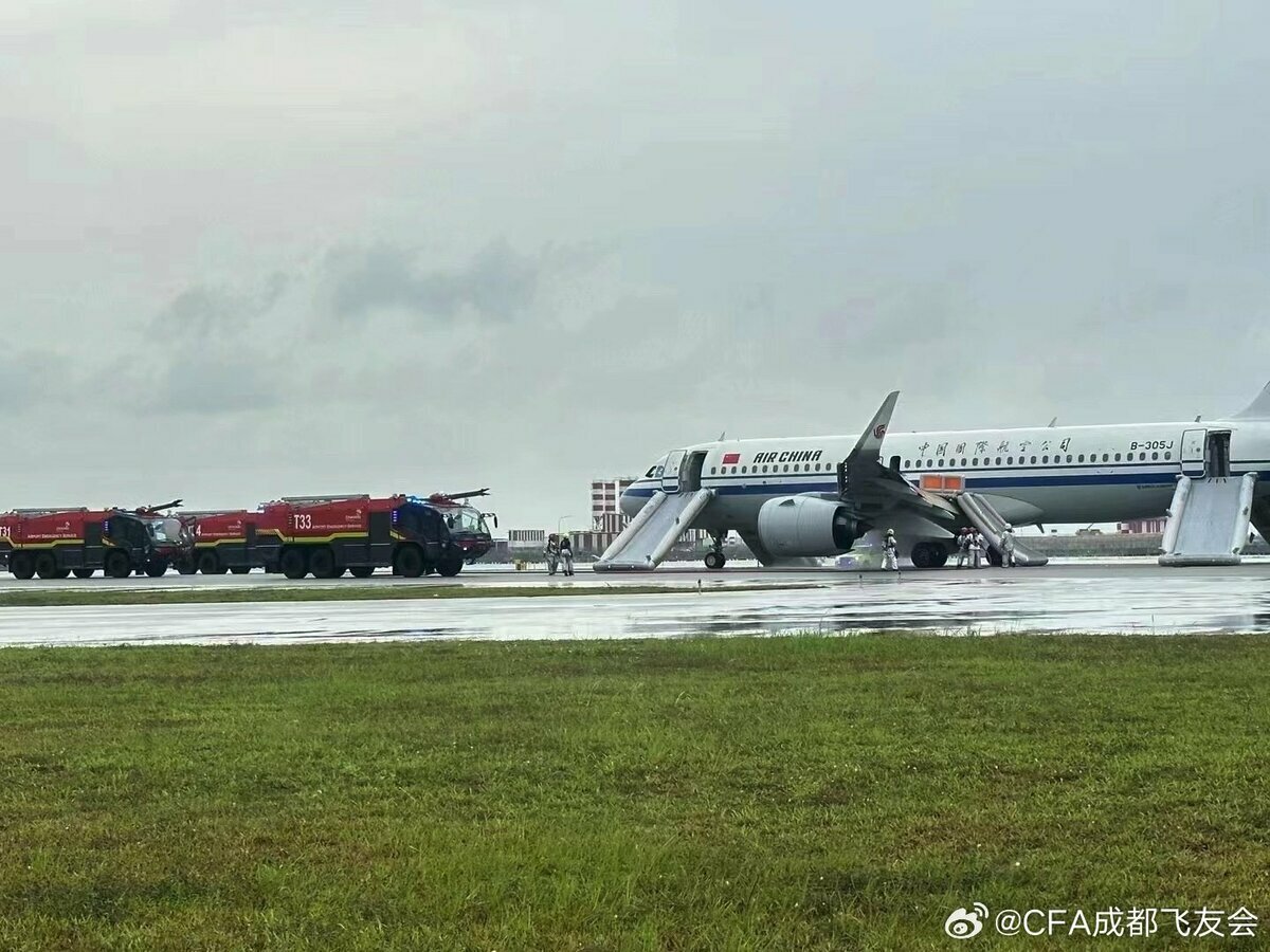 雖飛機在飛行途中引擎起火，降落後啟動緊急逃生。 圖：翻攝自外匯交易員 X（前推特）帳號