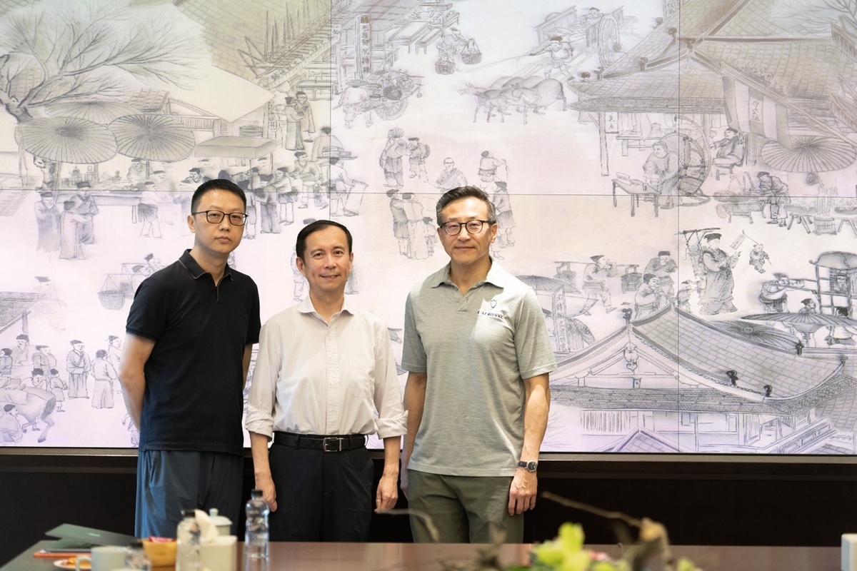 張勇（中）將卸任阿里巴巴及阿里雲董事會主席及執行長一職，由蔡崇信（右）及吳泳銘（左）交棒。 圖：翻攝自第一財經