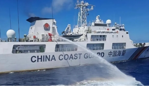 中國海警船隊菲律賓船隻發射水砲。 圖 : 翻攝自浩外同學