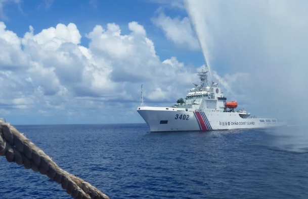 中國海警船隊菲律賓船隻發射水砲。 圖 : 翻攝自浩外同學