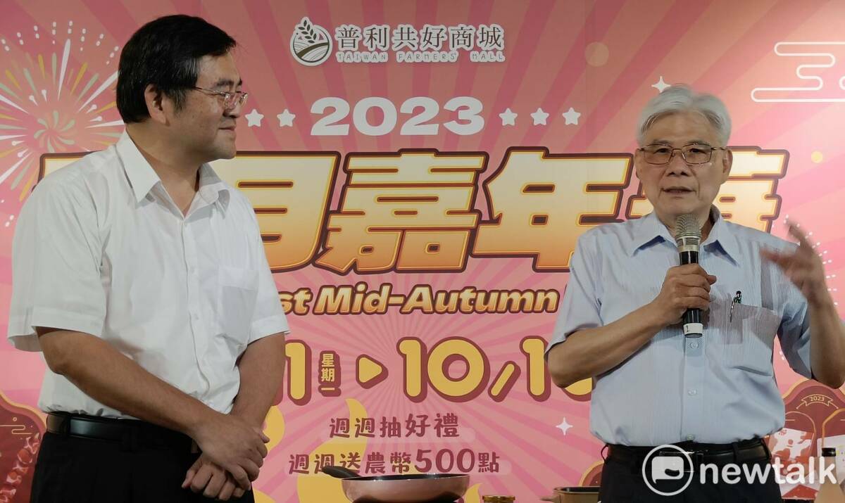 周子良（右）說明研發「香米奶皇酥」及「香米瑪德蓮」的緣由。  唐復年/攝