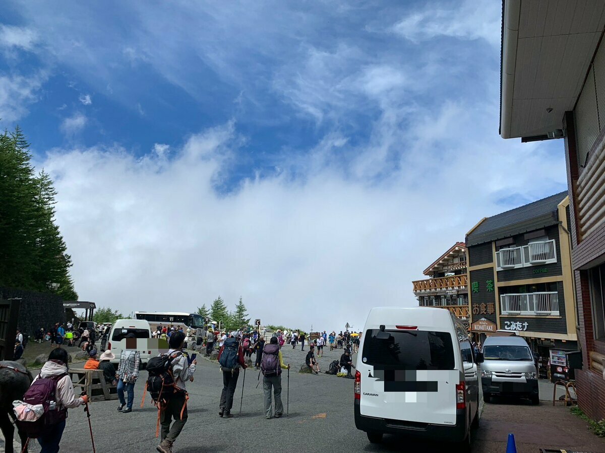 截至目前，共有 400 萬名遊客造訪富士山，造成富士山旅遊品質下降。 圖：翻攝自X／@FujisanInfoC