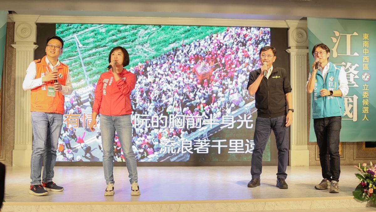 三位立委與江肇國一同高歌。 圖 : 江肇國服務處/提供