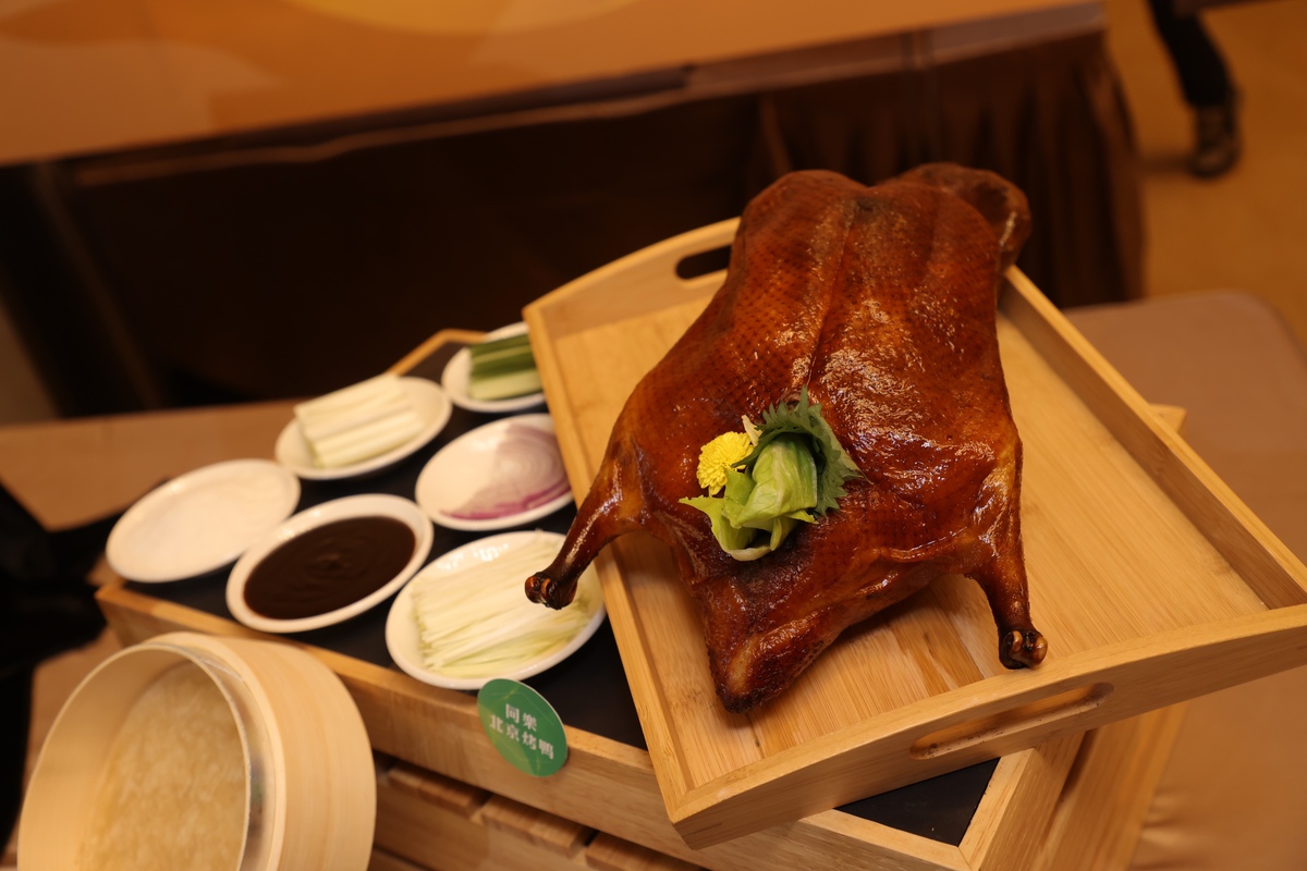 新加坡同樂海鮮餐廳，同樂北京烤鴨。 圖：中華美食文化國際高峰論壇／提供
