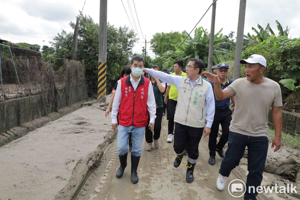 台南白河山區昨晚因豪雨溪水暴漲，造成21位民眾受困，台南市長黃偉哲一早即前往探視災民收容安置情況，指示公所務必妥為照顧，他並前往崎內里、白河里視察當地汙泥清除及積水情形。 圖：台南市政府提供