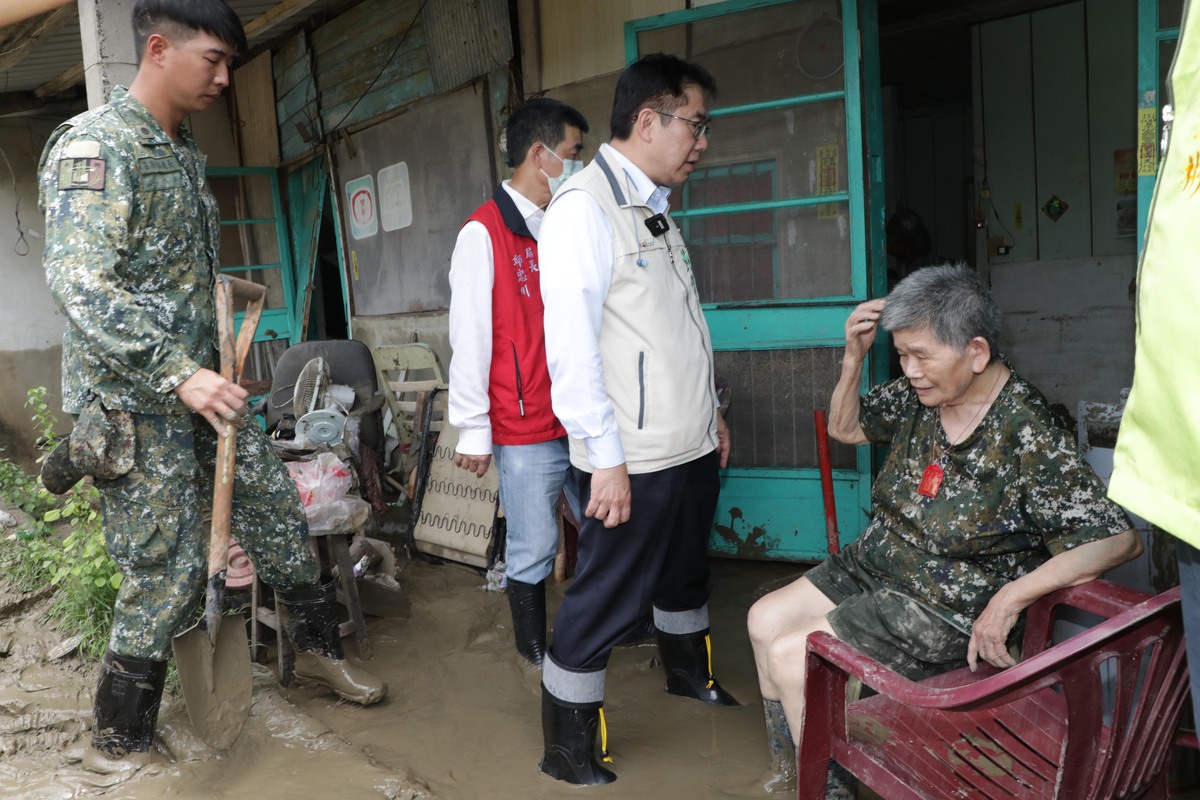 台南白河山區昨晚因豪雨溪水暴漲，造成21位民眾受困，台南市長黃偉哲一早即前往探視災民收容安置情況，指示公所務必妥為照顧，他並前往崎內里、白河里視察當地汙泥清除及積水情形。 圖：台南市政府提供