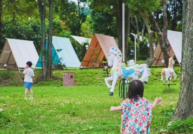 「清水那方」寬闊草地，適合帶著最愛的家人以及毛小孩一同來度過美好時光。 清水那方/提供