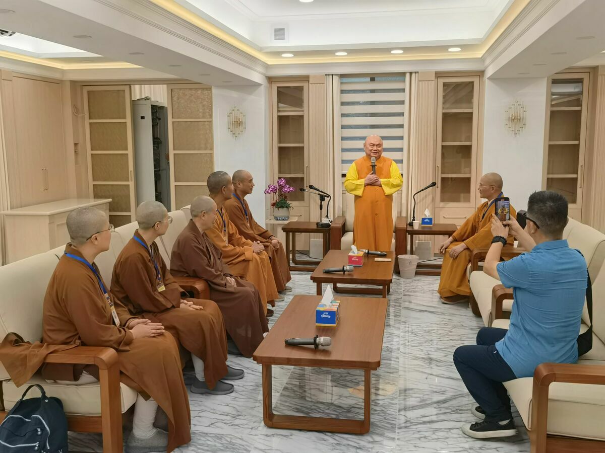 高雄文殊講堂方丈慧律長老(中)歡迎本性法師一行。 圖：上趣創意延展有限公司提供