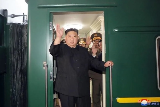 北韓領導人金正恩搭乘象徵家族權力的綠色裝甲列車前往俄羅斯海參崴會面普丁。 圖:番社自朝中社官網