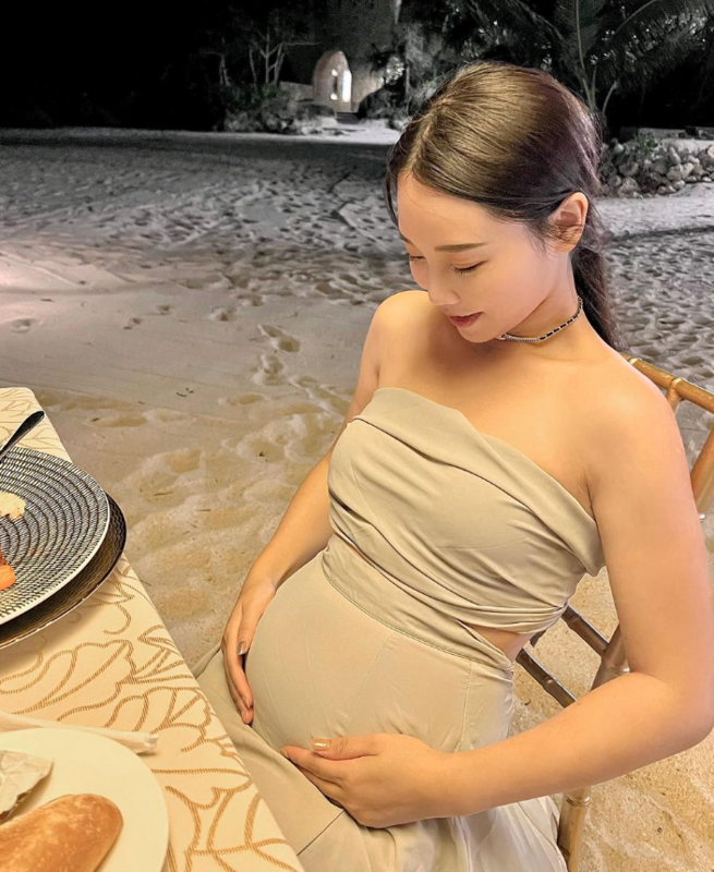 咪妃突曬出手捧大肚的照片，讓網友以為咪妃又懷了第二胎。 圖：翻攝自咪妃IG