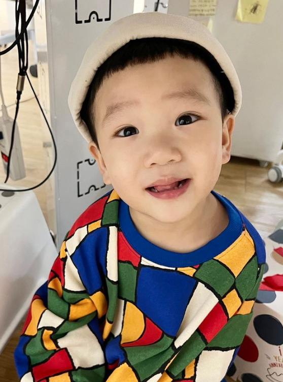 蔡波能因為不想上學，便把自己關在浴室鬧彆扭。 圖：翻攝自蔡波能IG
