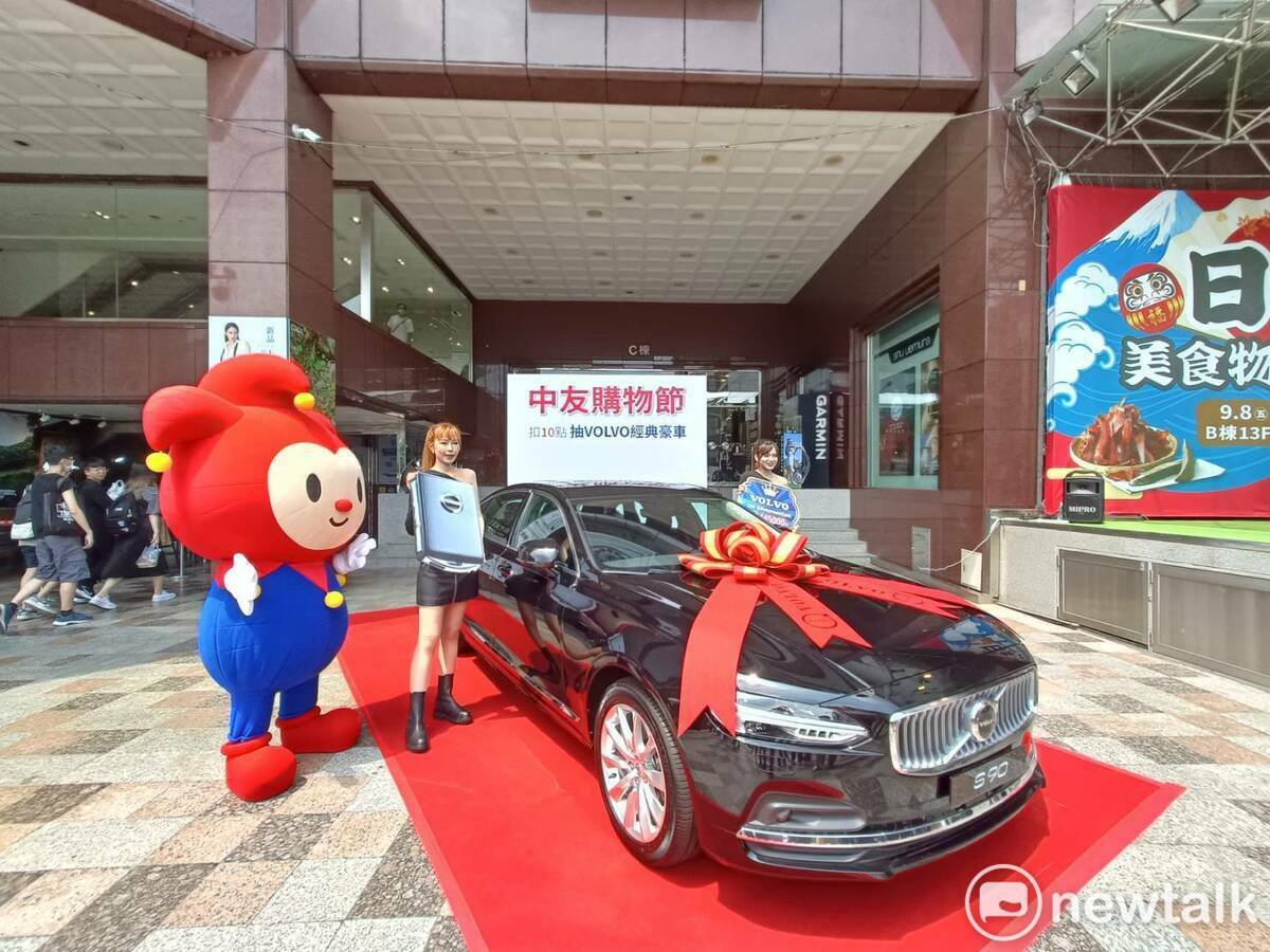 中友百貨大手筆祭出瑞典國寶豪車。 唐復年/攝