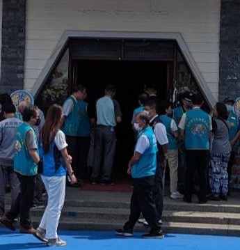 台中市崇德殯儀館上午跳電，許多場公祭只能摸黑舉行。 羅廷瑋/提供