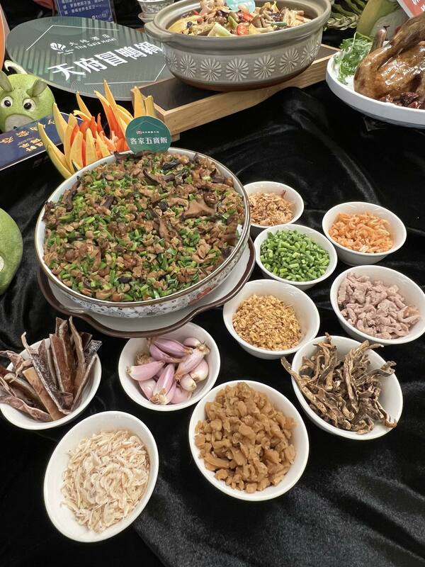 土牛客家小吃的招牌菜「客家五寶飯」獲「亞太年度十大名菜點」殊榮。 台中市政府/提供