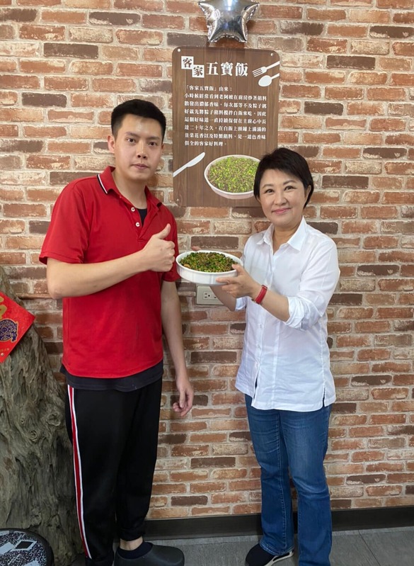 台中市長盧秀燕親訪土牛客家小吃品嘗盛讚好味道。 台中市政府/提供