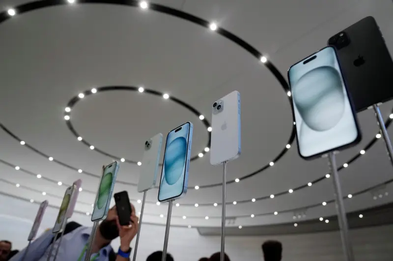 蘋果秋季發表會台灣時間今（13）日凌晨1時登場，其中備受矚目的iPhone 15系列效能提升，也有許多以往未有的改變。 圖/達志影像/美聯社