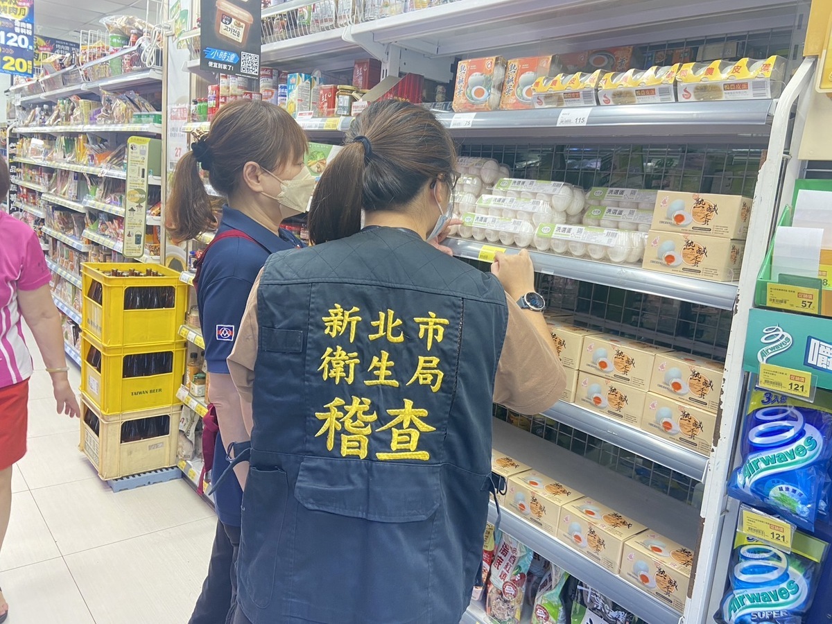 新北衛生局人員到超市稽查蛋品。 圖：新北市政府/提供