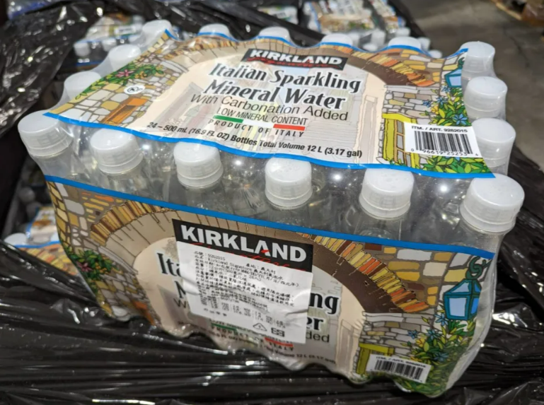 好市多自有品牌「KIRKLAND SIGNATURE義大利氣泡水」近日發現疑似含有塑膠異物，食藥署今天宣布，該產品共有2批次、2520組受影響。 圖：食藥署/提供