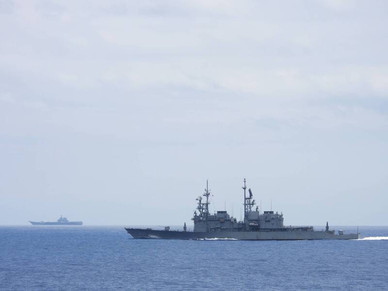 中國「山東號」航空母艦在西太平洋演訓，基隆級驅逐艦「基隆號DDG-1801」監控。 圖：國防部提供