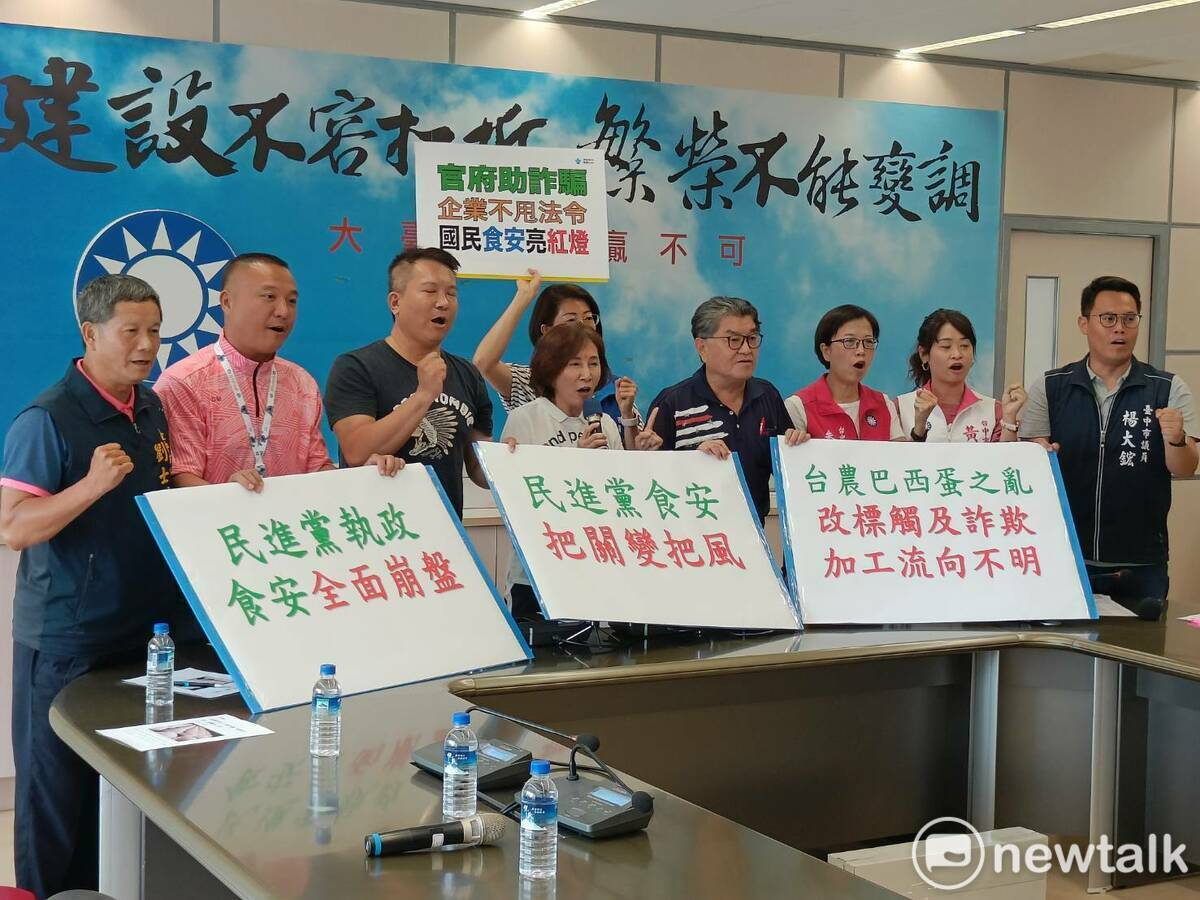國民黨台中市議會黨團痛批民進黨政府官員食安把關變把風。  唐復年/攝